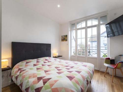 维泰勒Residence Louis Quartier Des Lilas的一间卧室设有一张大床和一个大窗户