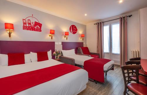 巴黎格兰德酒店的酒店客房,配有两张床和椅子
