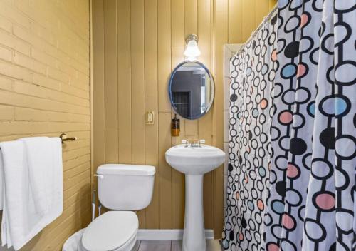 杰克逊维尔Spacious 4 Bedroom House In Jacksonville的一间带卫生间、水槽和镜子的浴室