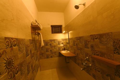 乔奥诺奥尔KACHINS Homes的一间带水槽和卫生间的浴室