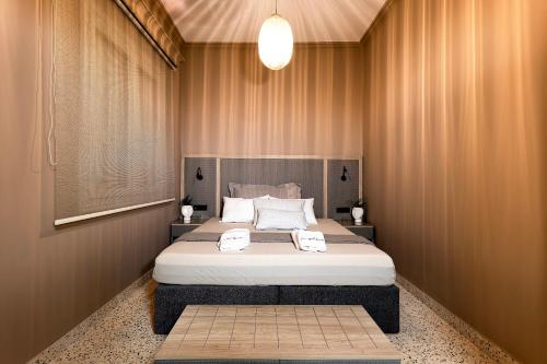 罗德镇莱夫卡公寓酒店的一间卧室配有一张大床和两条毛巾
