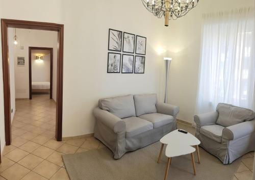 瓦拉泽La Terrazza Apartment,a 50 mt dal mare的客厅配有沙发和桌子