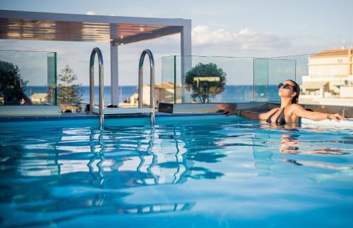 扎金索斯镇戴安娜酒店的妇女在酒店游泳池里
