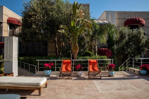 博德鲁姆Bodrium Hotel & Spa的庭院里设有两把椅子和一张沙发