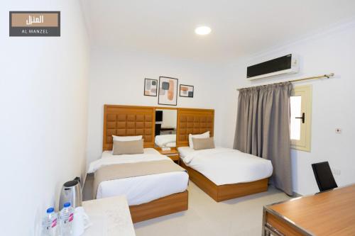 十月六日城Al Manzel Sheikh Zayed的酒店客房配有两张床和一张书桌