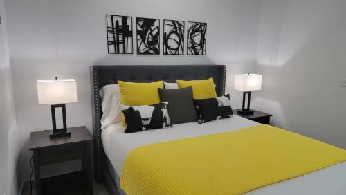 法哈多The Yellow Spot的一间卧室配有一张黄色的床和两盏灯