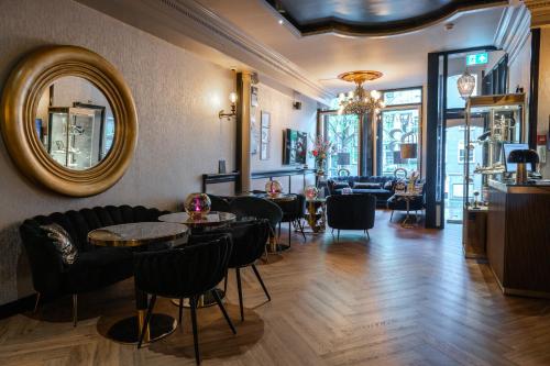 阿姆斯特丹83号酒店的配有桌椅和镜子的房间