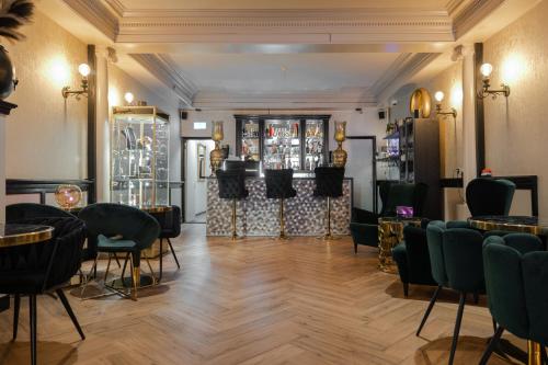 阿姆斯特丹83号酒店的一间设有桌椅的房间和一间酒吧
