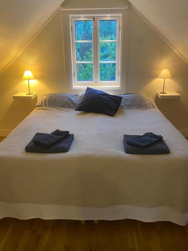 哈尔斯塔哈马Röda huset的一间卧室配有一张大床和两条毛巾