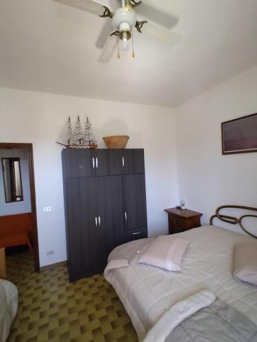 萨维勒特里appartamenti del pescatore的一间卧室配有两张床和吊扇