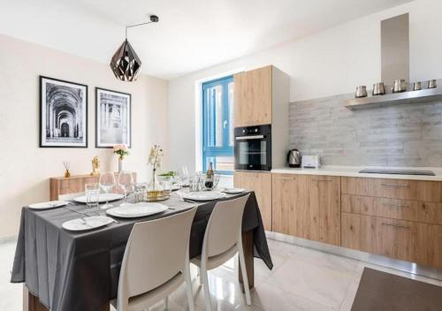 瓦莱塔Sea View Luxury Apartment Brand New in Valletta的厨房里设有1间带桌椅的用餐室