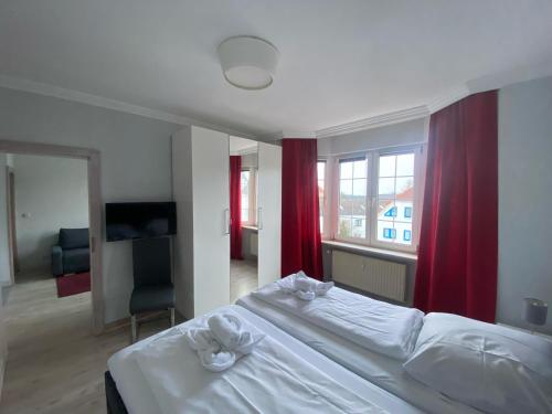 杜亨Haus Nordsee 06的卧室配有白色的床和窗户。