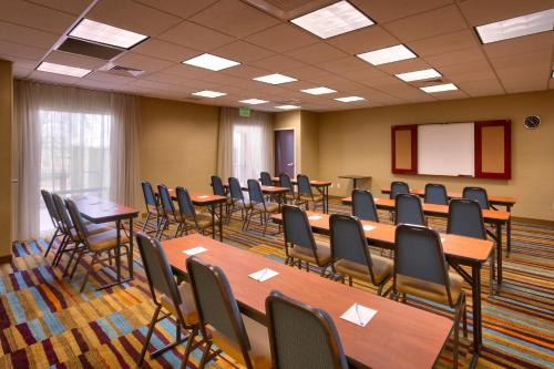 楠帕南帕博伊西费尔菲尔德旅馆&套房酒店的一间会议室,配有桌椅和白板