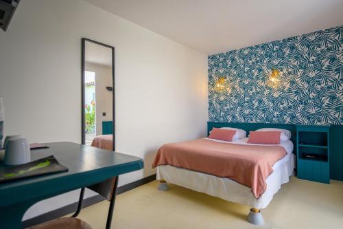 阿尔桑雷尖顶酒店的一间卧室配有一张带书桌和墙壁的床。