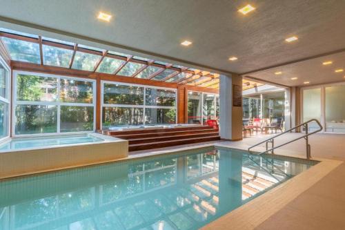 格拉玛多Hotel Laghetto Stilo Borges的一座带游泳池的房屋