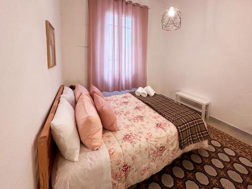 比萨La Casa di Eli的一间卧室配有一张带枕头的大床