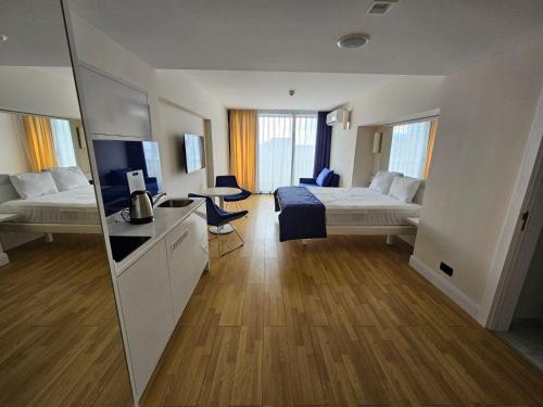 巴统Orbi apartament的酒店客房设有一间带一张床和电视的卧室
