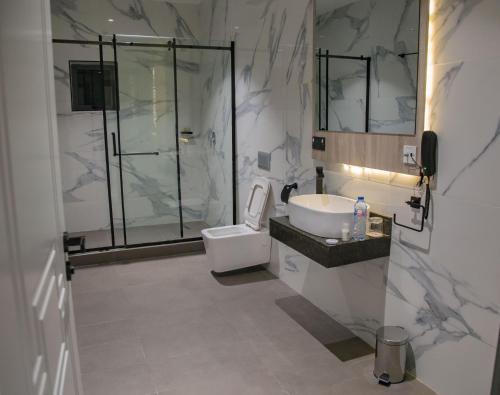 拉各斯The Safron Hotel的带淋浴、盥洗盆和卫生间的浴室
