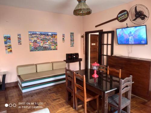 萨尔瓦多Pousada San Salvador的客厅配有桌子和沙发
