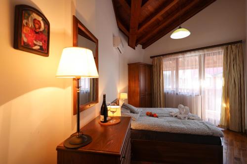 拉兹洛格Pirin Golf Mountain View Retreat的一间卧室配有一张带灯和窗户的床