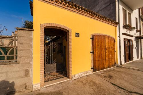 科马基奥La Loggia的黄色的建筑,有门和门