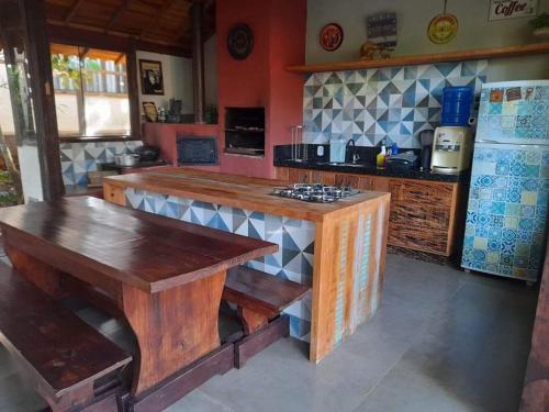 博尼图Casa Rustica Dubanza的厨房配有木制台面和冰箱