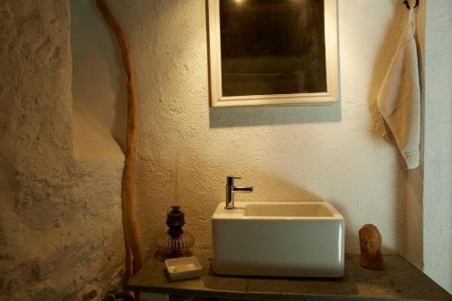 AuressioWild Valley Rustico Style in Valle Onsernone的浴室设有白色水槽和镜子