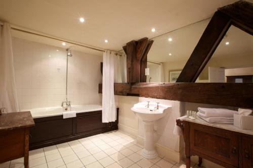 RisleyRisley Hall Hotel的带浴缸、水槽和浴缸的浴室