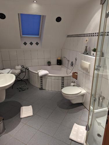 施马伦贝格Ferienwohnung Soreth的带浴缸、卫生间和盥洗盆的浴室