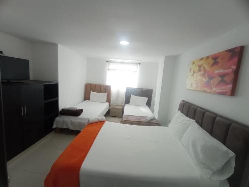 里奥阿查Karin Hotel的一间小卧室,配有两张床和窗户