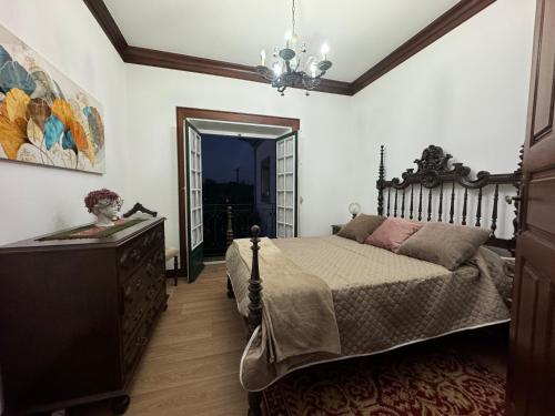 LandimCasa de São Braz的一间卧室配有一张床、梳妆台和镜子