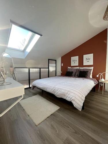 雷恩L'Éden - Centre ville & Gare的一间卧室设有一张大床和一个窗户。