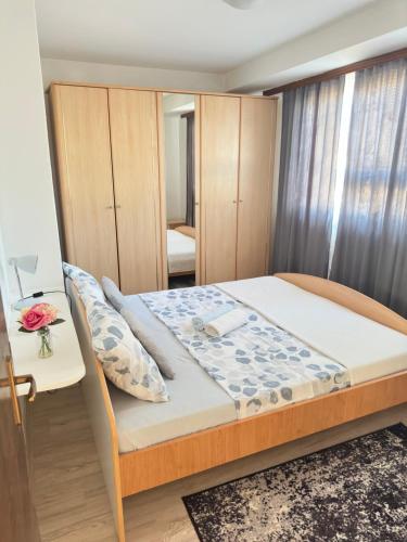 扎达尔Apartment Maky的一间小卧室,配有一张床和一张书桌
