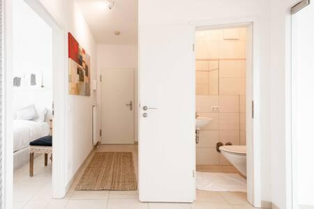 SandweilerLuminous Penthouse with Open Sky Terrace的白色的浴室设有浴缸和床。