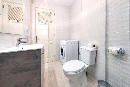 卡门港Casa Appia-300m from the beach, heated pool的白色的浴室设有卫生间和水槽。