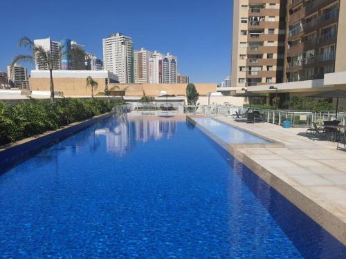 巴西利亚Maravilhoso Apartamento em Brasília DF的一座蓝色海水的大型游泳池