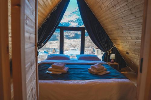 卡兹贝吉RestArt Cottages in Kazbegi的山景卧室 - 带1张床