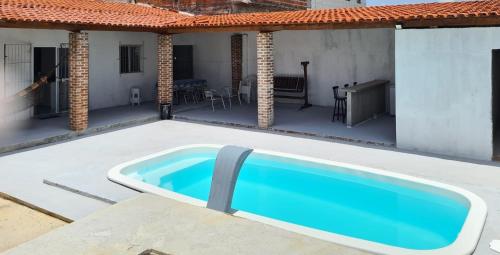 伊塔马拉卡Casa com piscina em Itamaracá的房屋前的游泳池