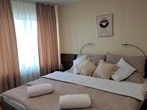 埃格尔Orient Apartmanház的一间卧室配有一张大床和两个枕头