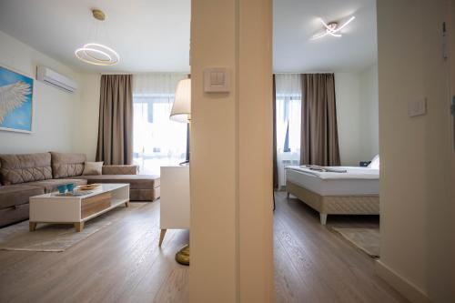 贝尔格莱德Apartments Royal - Belgrade Waterfront的客厅配有床和沙发