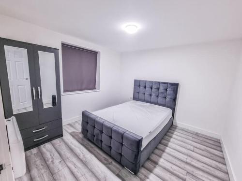 伍尔弗汉普顿Elegant City Apt: 1-BR Luxury的一间卧室配有一张床和一台平面电视