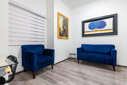 瓜达拉哈拉欧洲时尚行政套房酒店的两个蓝色椅子坐在候机室