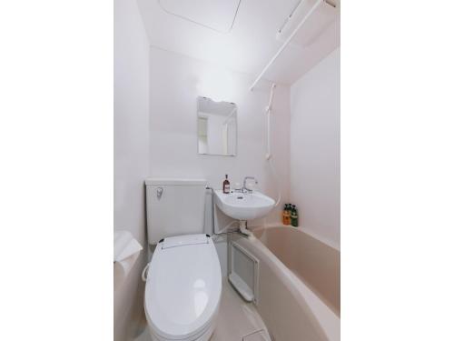大阪OKINI HOTEL namba - Vacation STAY 40741v的白色的浴室设有卫生间和水槽。