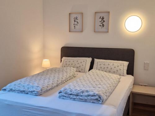奥贝里德Barrierefreies Apartment Ursulinenhof的一间卧室配有一张带蓝色床单和枕头的床。