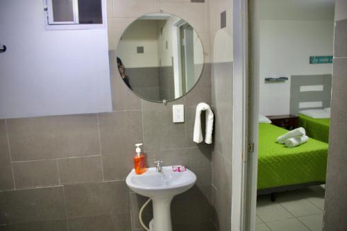 圣萨尔瓦多Villa Stahl的一间带水槽和镜子的浴室