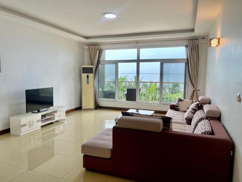 达累斯萨拉姆Arrabella Ocean View Home的带沙发和大窗户的客厅