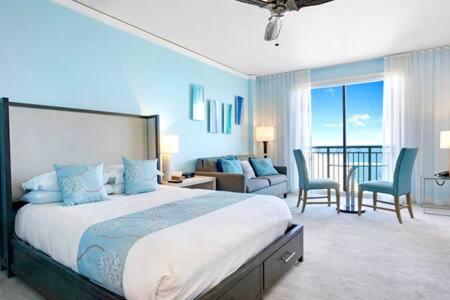 迈阿密The Palms, Ocean View Studio Located at Ritz Carlton - Key Biscayne的一间带大床的卧室和一间客厅