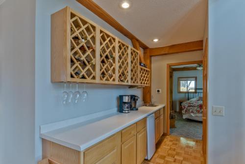 MarquetteCustom Waterfront Lodge, 4 bed, 4 Bath, Sleeps 12!的厨房配有木制橱柜和台面