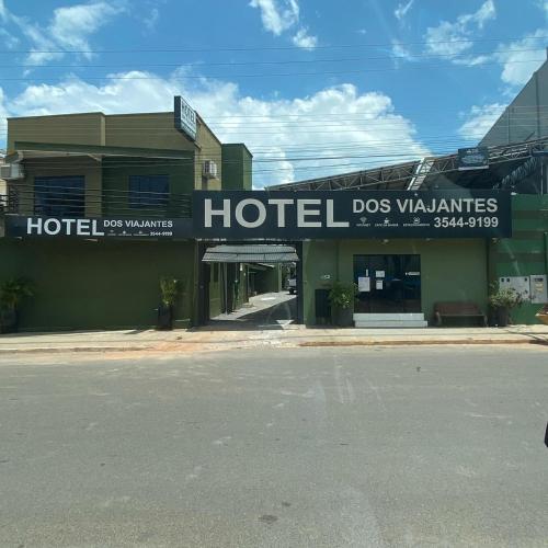 索里苏Hotel dos viajantes的带有读酒店杂务标志的酒店大楼