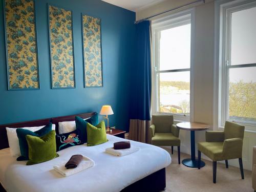 斯卡伯勒Weston Hotel的一间卧室配有一张蓝色墙壁和窗户的床